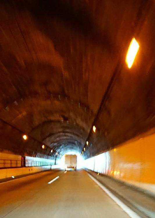 トンネルのオレンジ灯