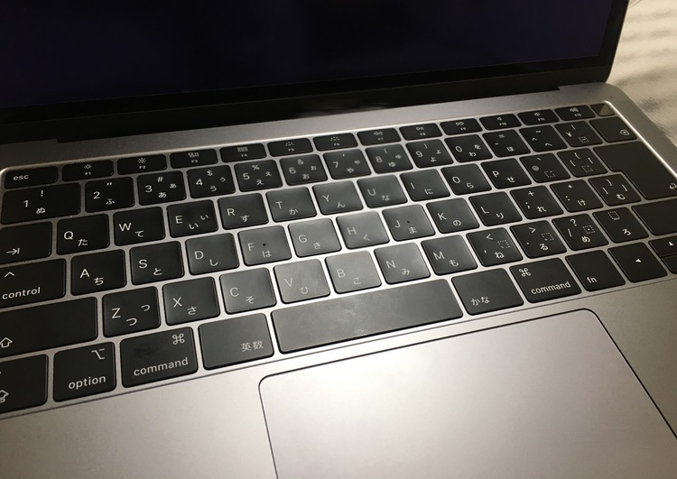 PCのキーボードをたたく音